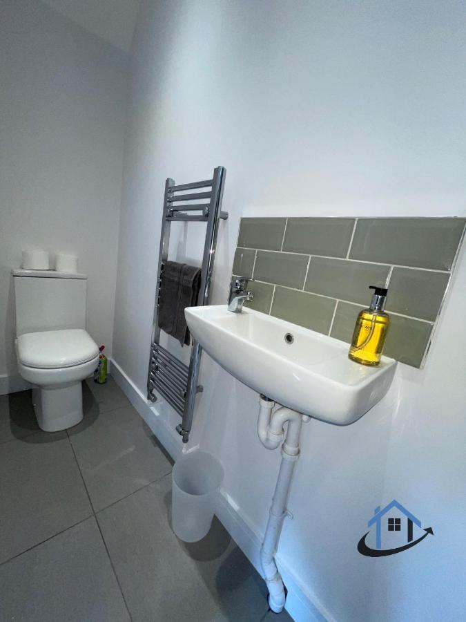 Acaster House, X4 Rooms With En-Suites X1 Room Private Bathroom, Street Parking, Close To Train Station Kettering Exterior foto