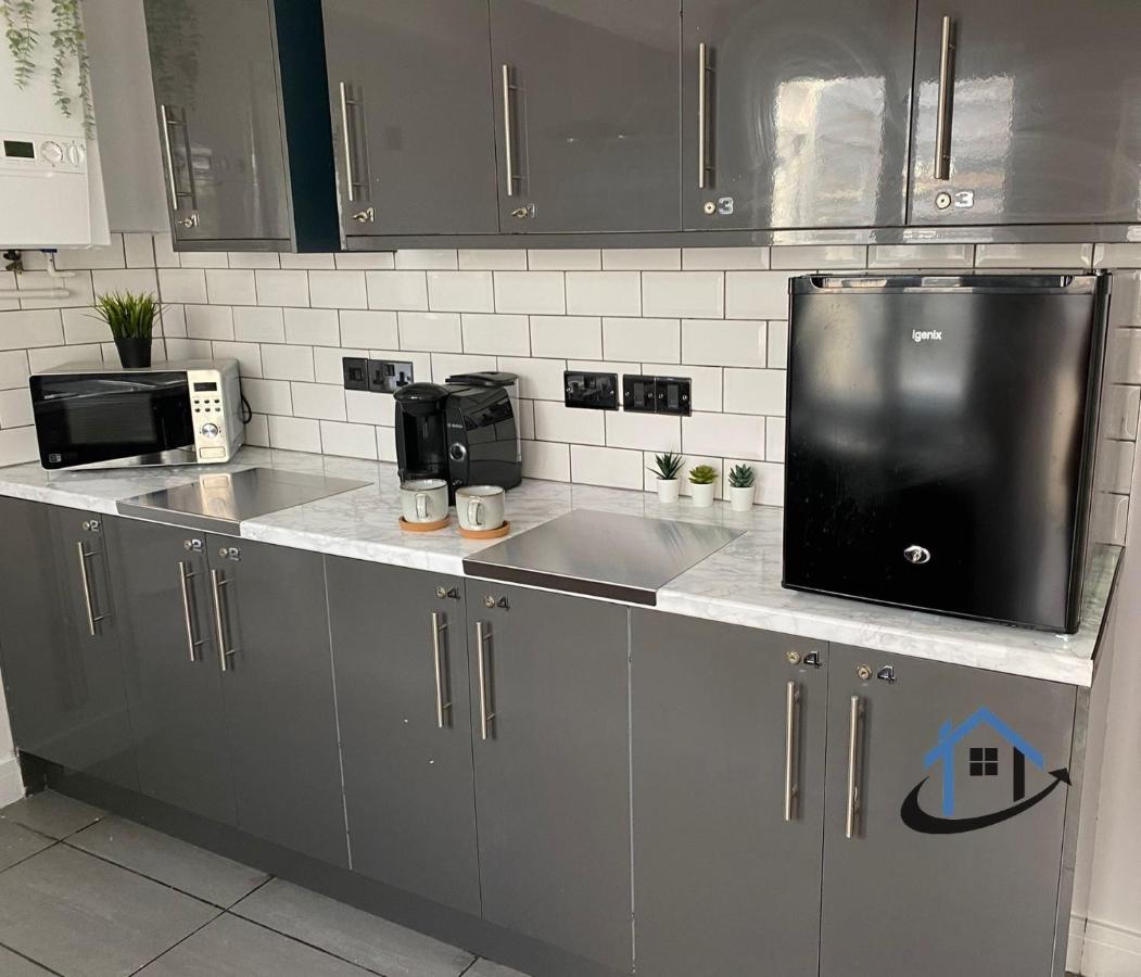 Acaster House, X4 Rooms With En-Suites X1 Room Private Bathroom, Street Parking, Close To Train Station Kettering Exterior foto